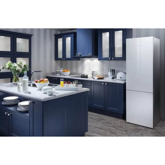 Двухкамерный холодильник Bosch Serie 8 KGN39LW32R (белое стекло) фото 7